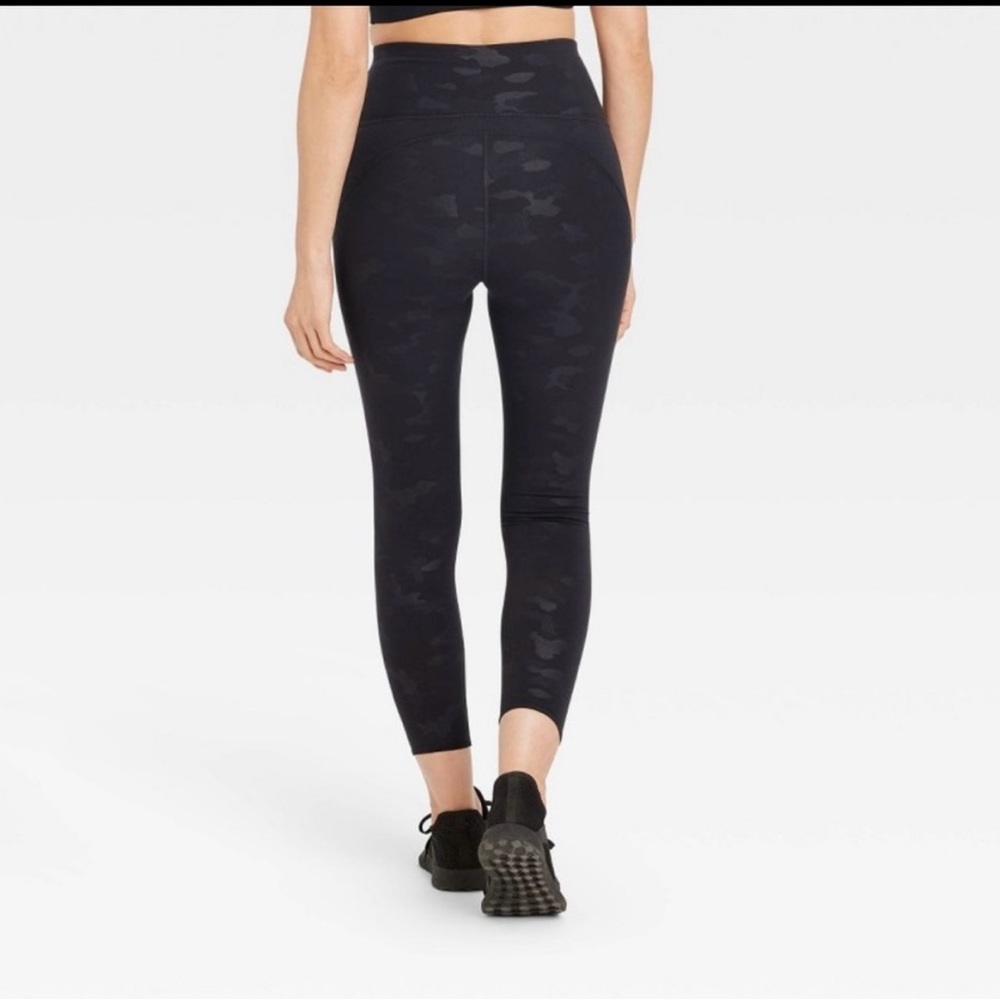 All in Motion Premium Elongate 7/8 leggings | XS | Black & Gray - Picture 2 of 10